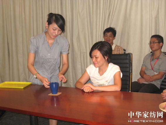 艾萊依上海舉行商務(wù)禮儀知識(shí)培訓(xùn)