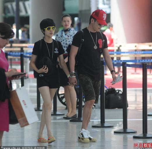 陸毅鮑蕾穿情侶裝現(xiàn)身機(jī)場(chǎng)